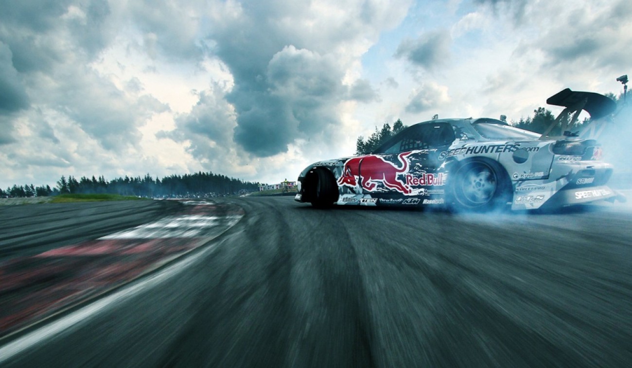 Экстримальный дрифтинг на треке