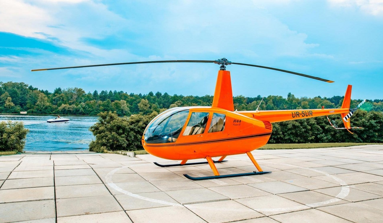 Політ на вертольоті Robinson R44 над Києвом для трьох 15-хвилин