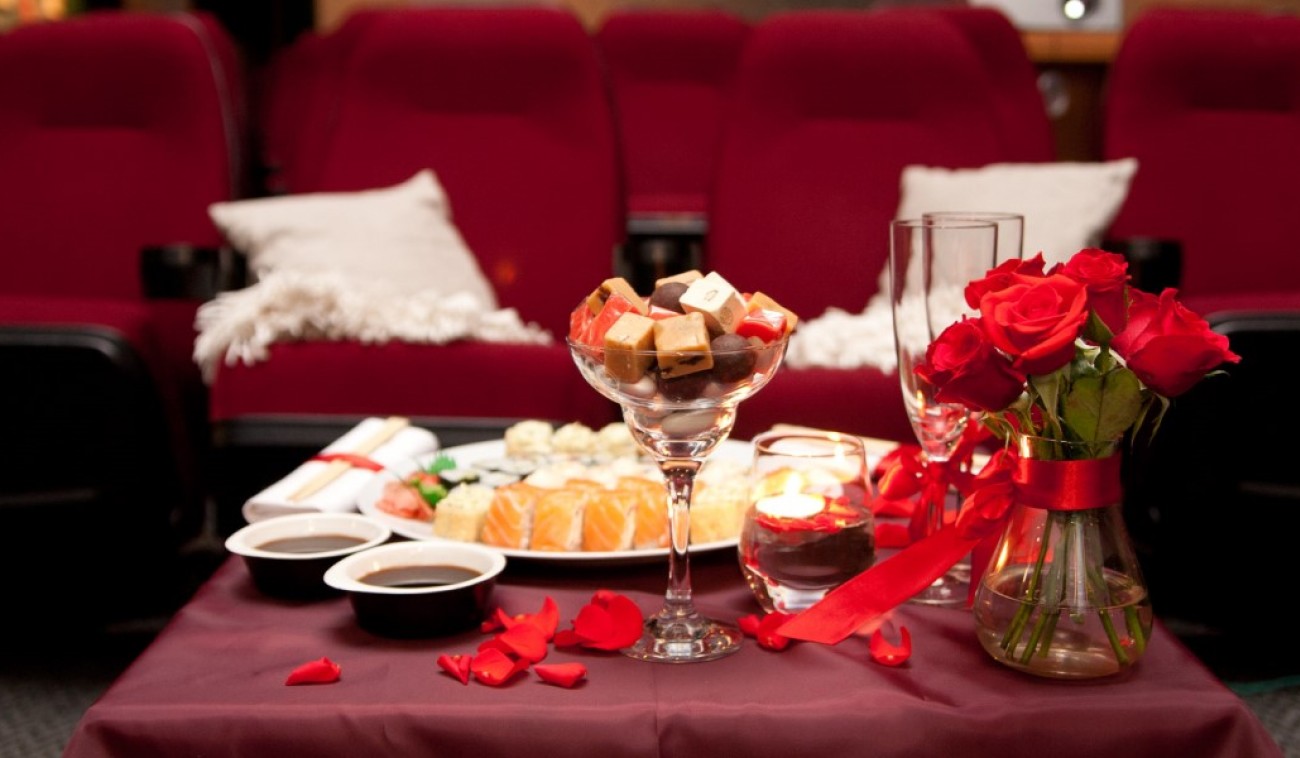 Смачний кіновечір для двох на теплоході