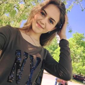 ‎Каріна Червоняща